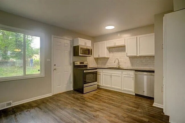 Foto del edificio - Coming Soon: Charming 3-Bedroom Retreat with Spacious Backyard!