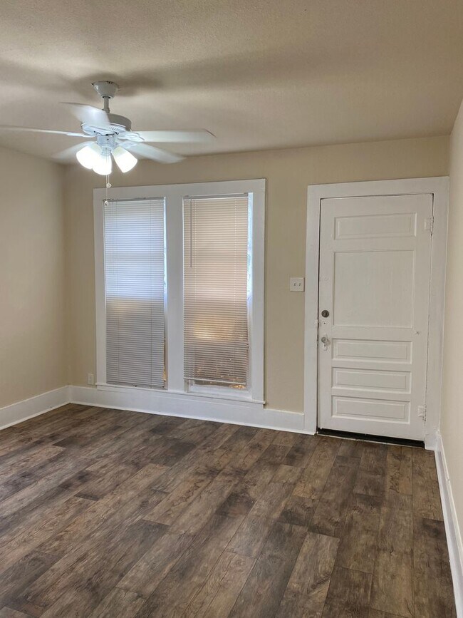 Foto del edificio - Charming 1-Bedroom Duplex in Wheatley Heights