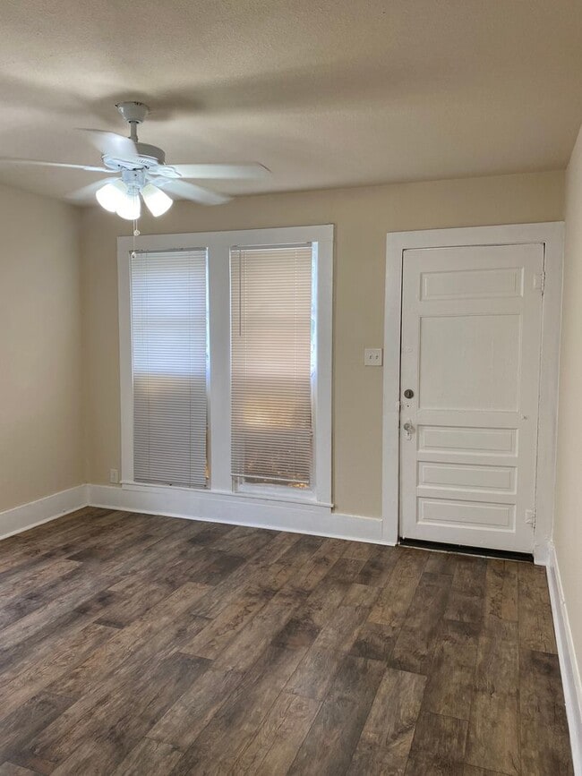 Building Photo - Charming 1-Bedroom Duplex in Wheatley Heights