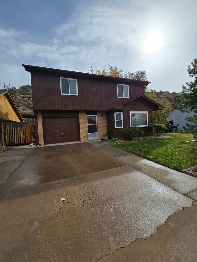 Primary Photo - Two Story 3 Bedroom Home For Rent in Beckl...