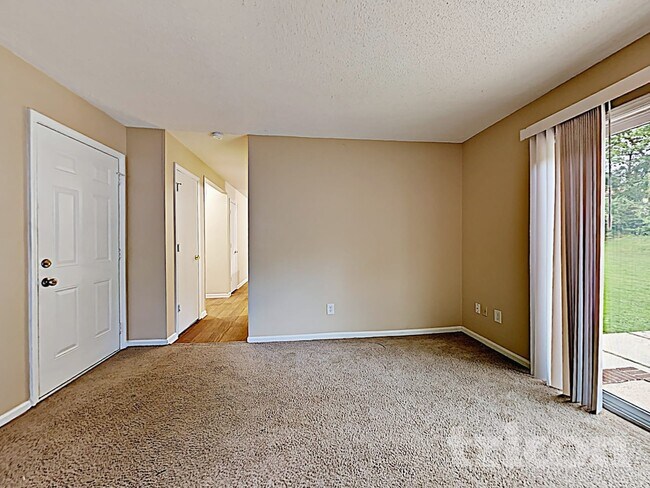 Foto del edificio - 6311 Coach Hill Ln