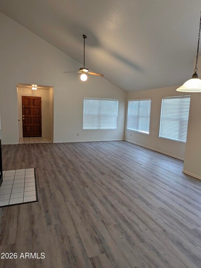 Foto del edificio - 2325 E Lakecrest Dr