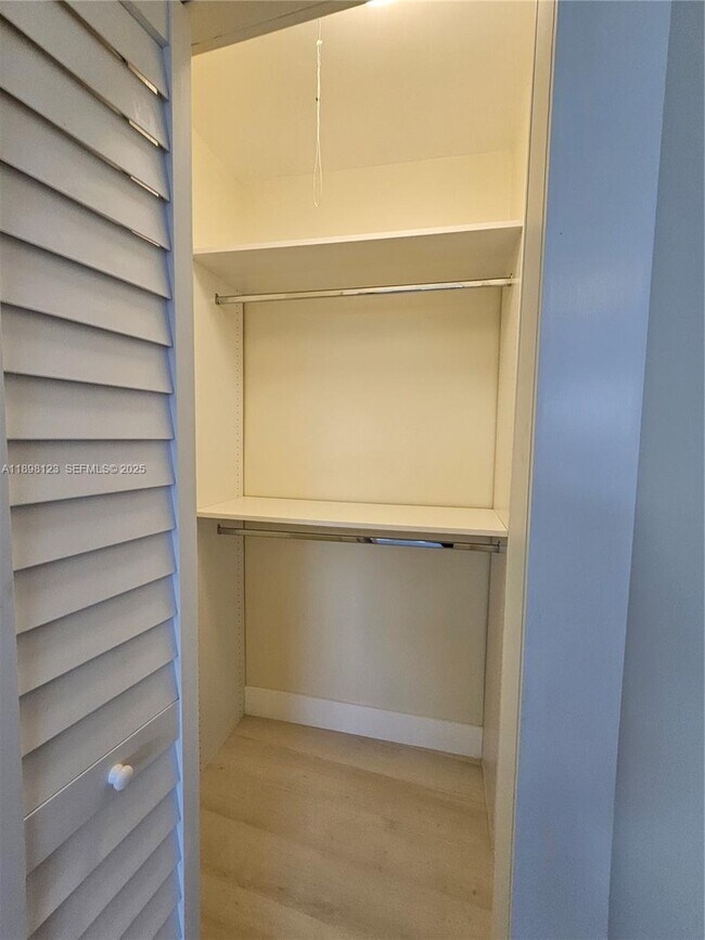 Foto del edificio - 834 Raymond St