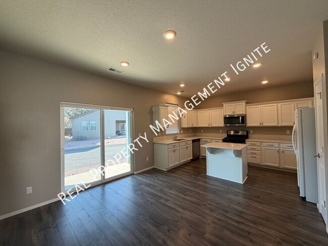 Building Photo - 1430 NW Upas Pl