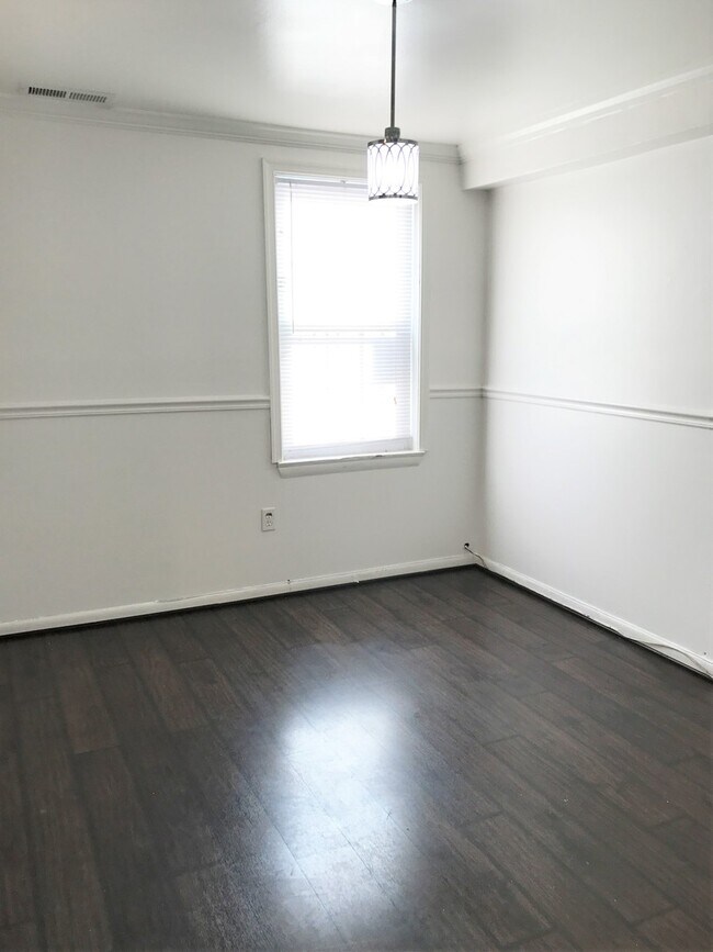 Building Photo - Charming 3bd/1ba Townhome in Johnston Square!