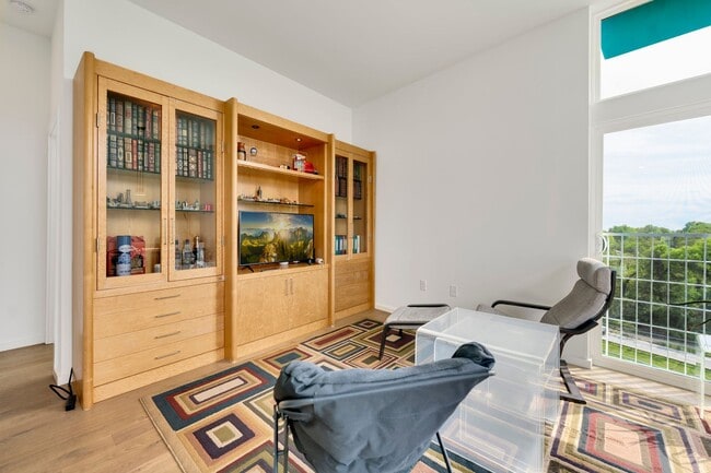 Building Photo - Beautiful top floor condo near downtown!