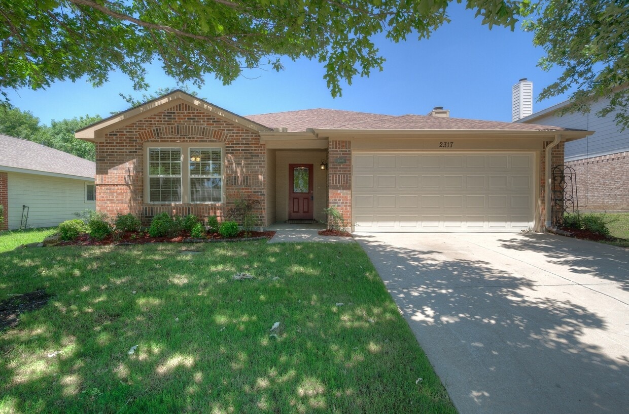Foto principal - Updated 4 Bedroom 2 Bath home for Lease in...