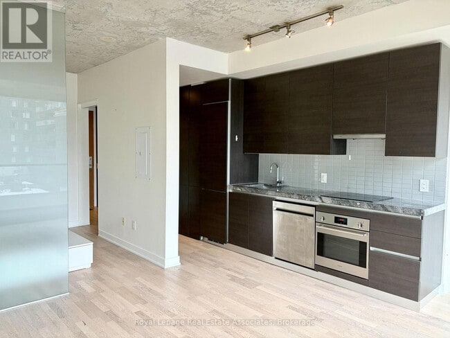 Building Photo - 629 King St W