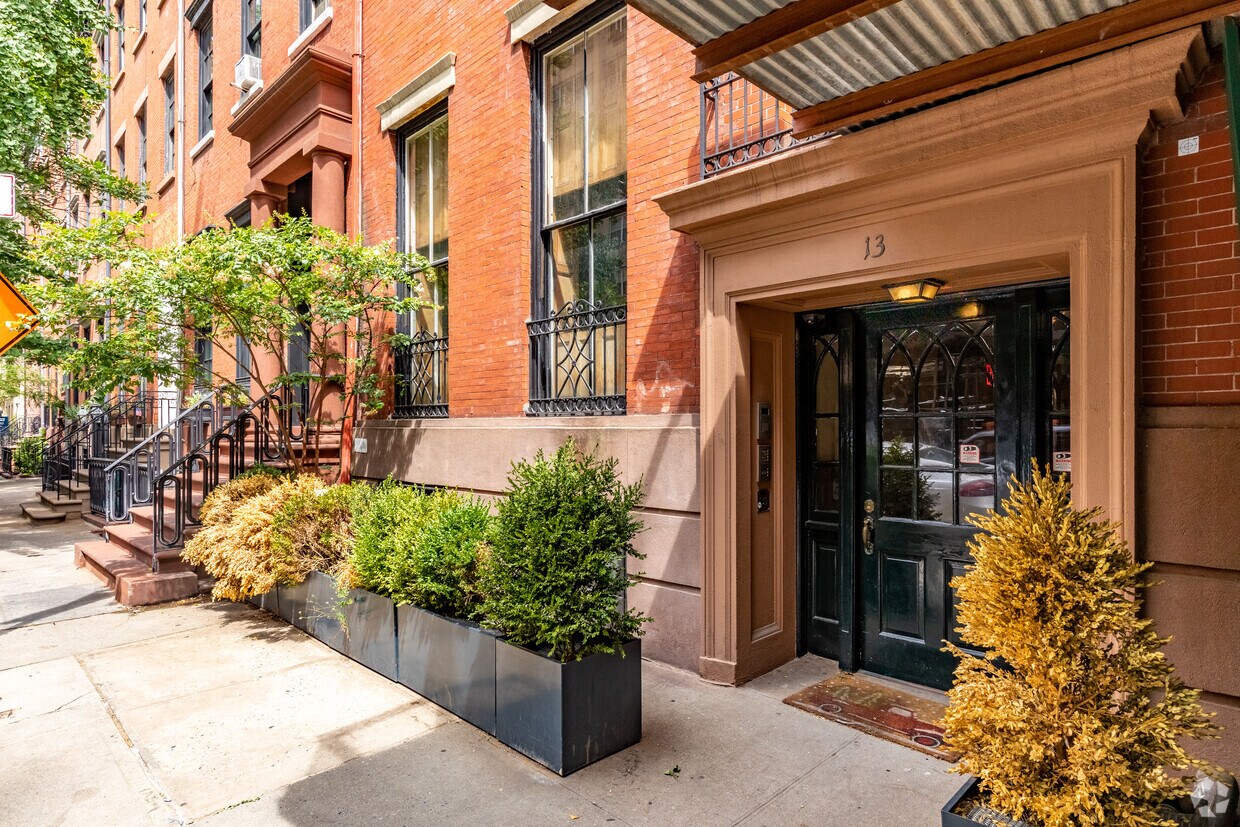 Entrance - 13 E 9th St