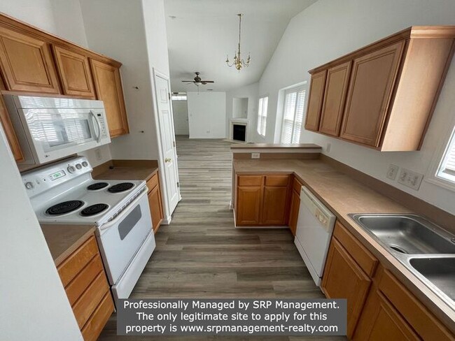 Foto del edificio - Great Three Bedroom Ranch with Fenced Yard...