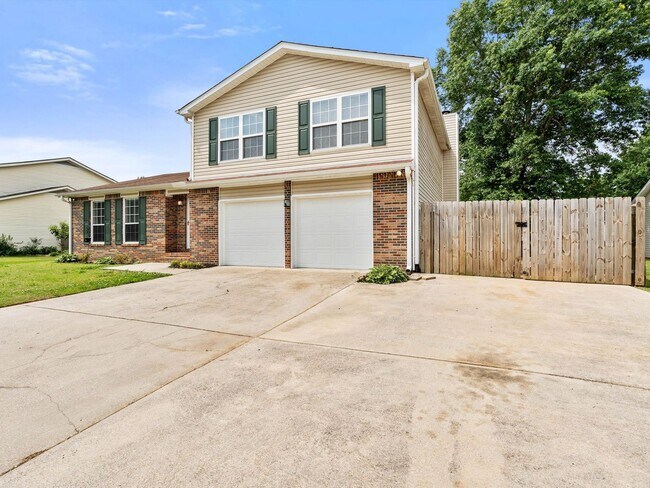 Building Photo - Fantastic Location in Madison City!