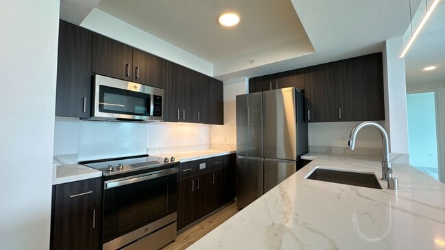 Building Photo - Epitome of modern urban living in the vibrant heart of Kaka'ako 2 Bed 2 Bath 2 PK
