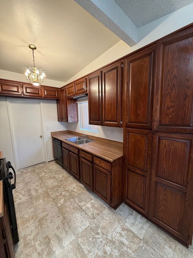 Foto del edificio - 3BR/2BA House in Rolando Village with 2 car garage, new paint and new carpet & flooring, Availabl...