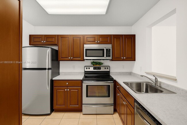 Foto del edificio - 8720 N Sherman Cir