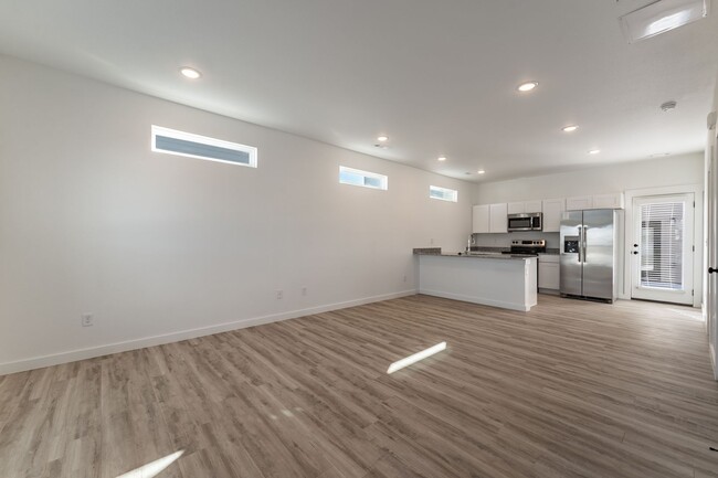 Foto del edificio - Modern Elegance: Brand-New 2BR, 2.5BA Home...