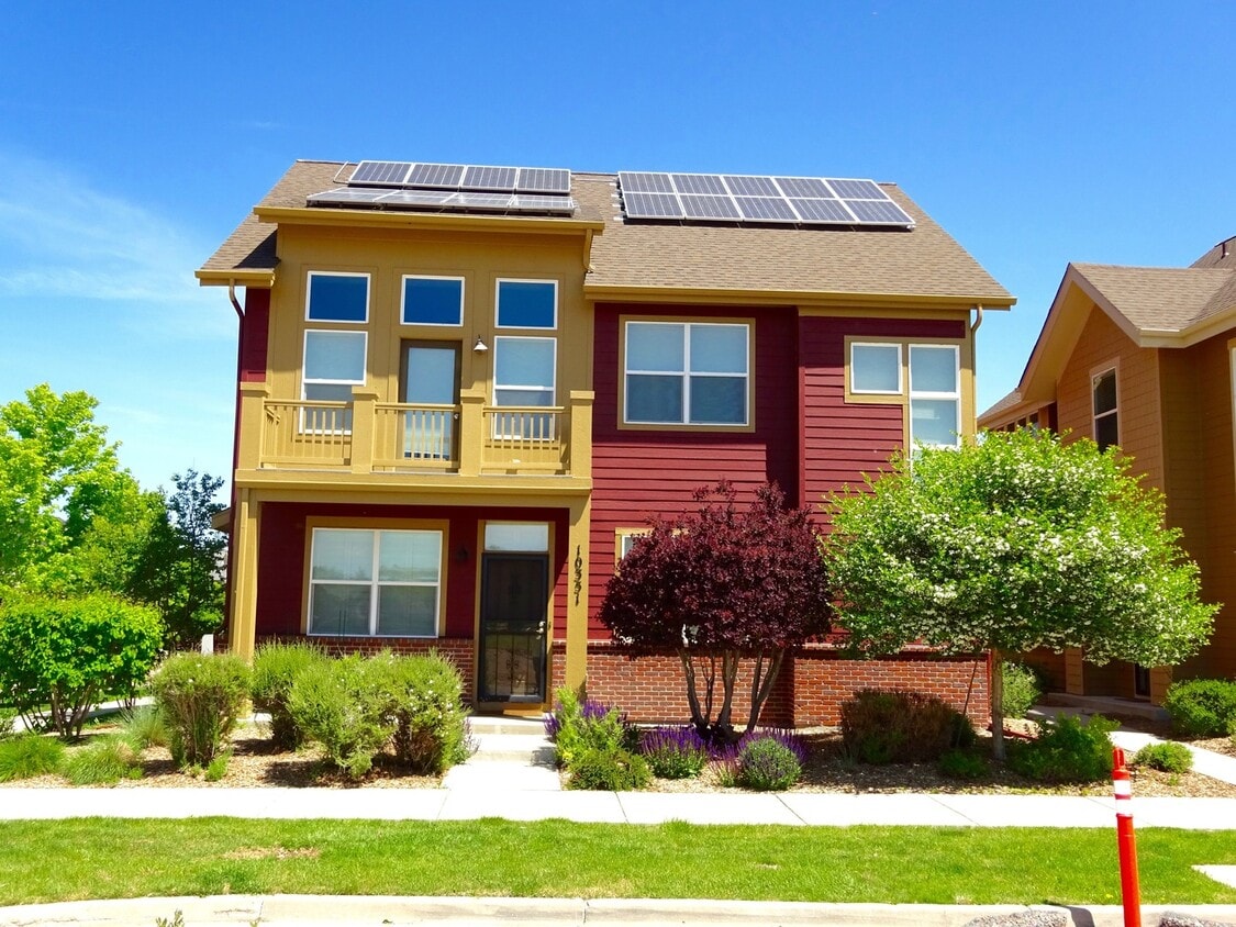 Top Floor Two-Bedroom w/ Detached Garage - Top Floor Two-Bedroom w/ Detached Garage