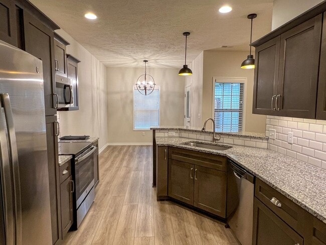 Foto del edificio - NEW LUXURY 3 BED 2 BATH 2 CAR GARAGE DUPLEX