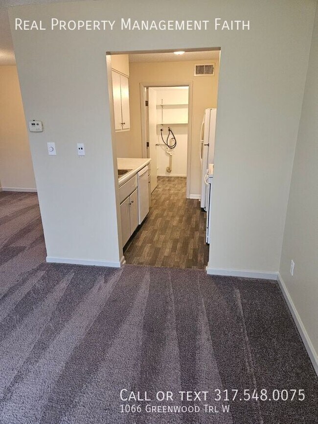 Foto del edificio - 1066 Greenwood Trail W Dr