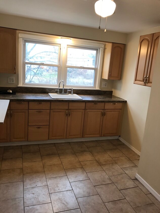 eat-in kitchen photo #1 - 95 Mary St
