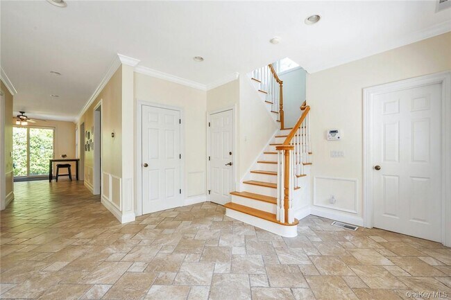 Building Photo - 696 Ridgeway