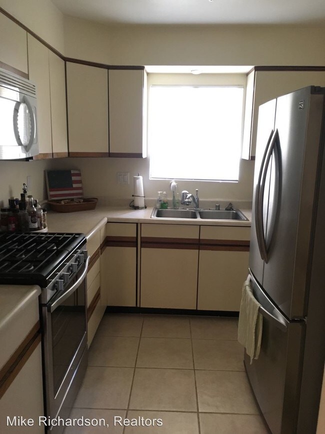 Building Photo - 3 br, 2 bath House - 711 W. Ortega #15