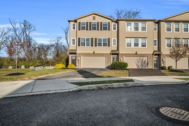 Building Photo - Luxury 4/BR townhome in Carlisle