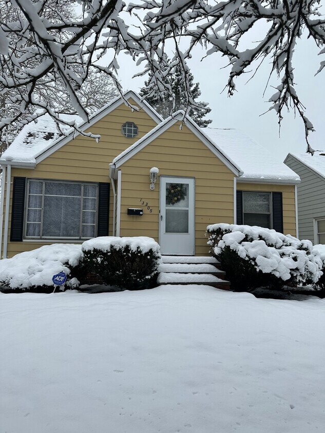 13305 Rockside Rd, Garfield Heights, OH 44125 House Rental in