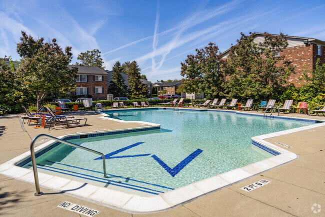 Piscina comunitaria - Woodbury Gardens Apartments & Townhomes