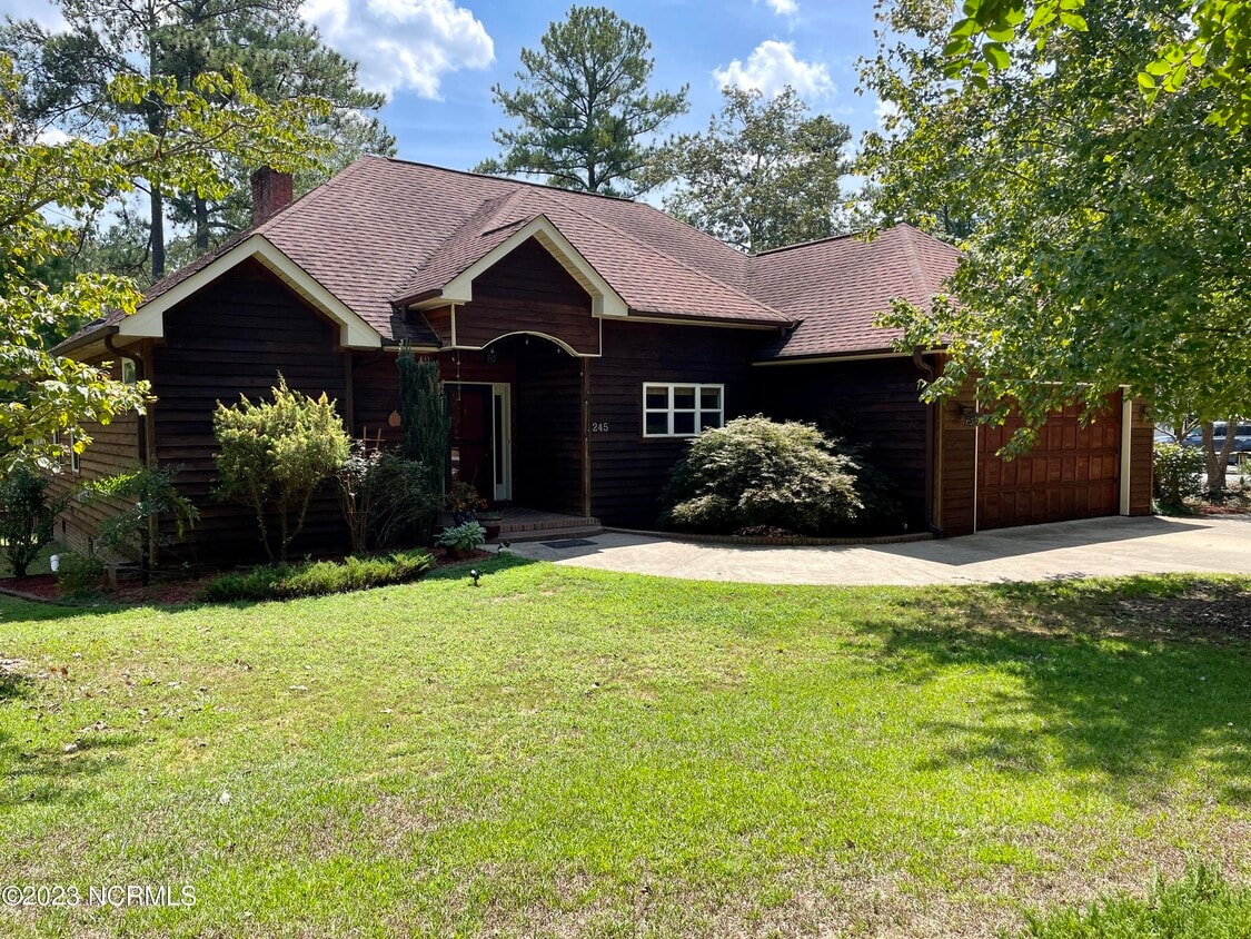 Foto principal - 245 Lakeside Dr