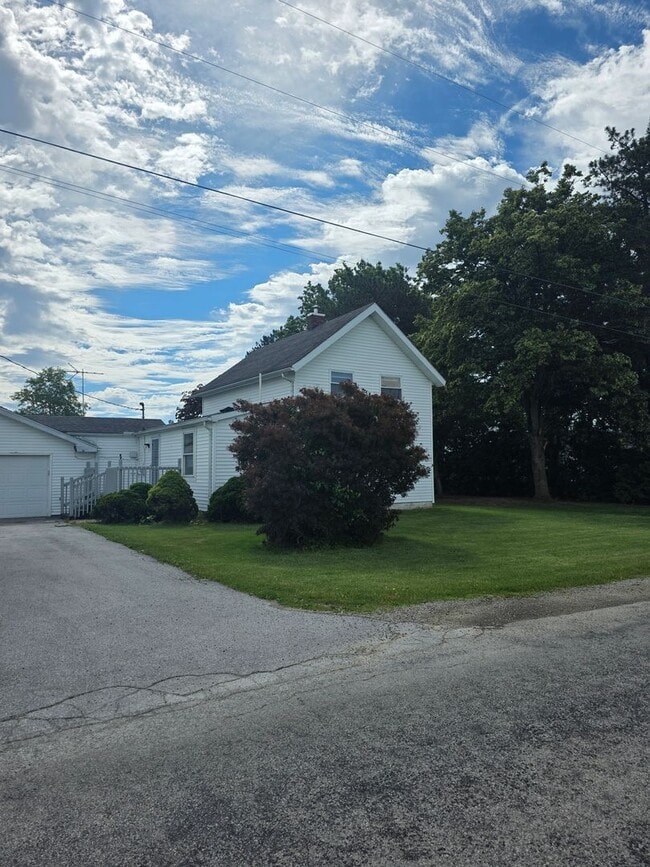 Building Photo - Beautiful, Quiet Country Home