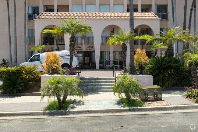 Entrance - Del Rey