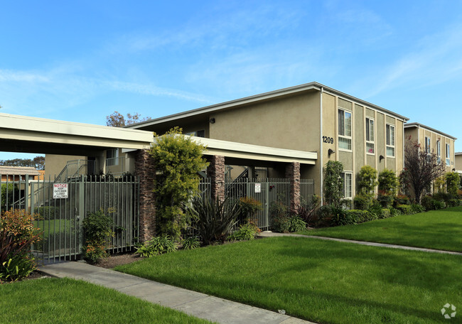 Building Photo - Wilshire Apartments