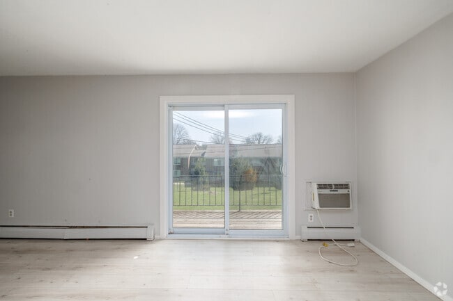 2 habitaciones, 1 baño - 800 pies cuadrados - Sala de estar - 828 Holly Gardens