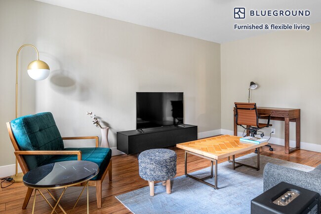 Foto del edificio - 600 N Whisman Rd