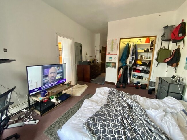 Building Photo - Awesome value five bedroom in Brookline