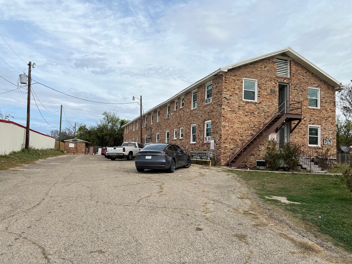 Primary Photo - 715 W Avenue E