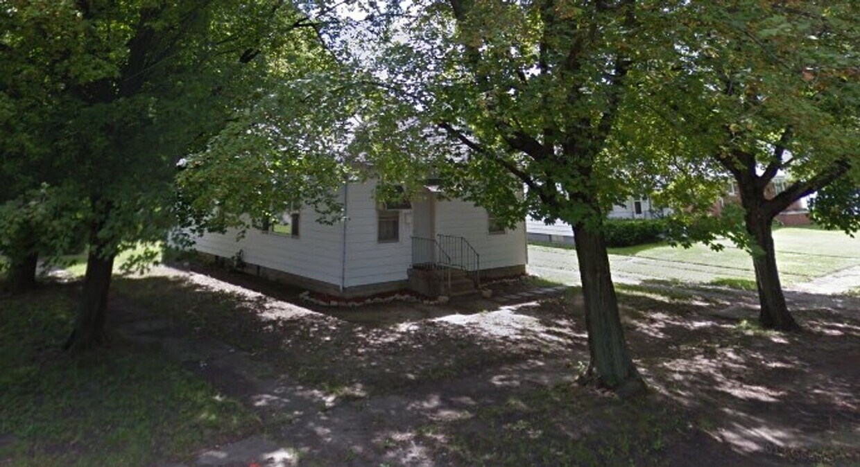 Primary Photo - 3 Bedroom Home with Washer/Dryer Hook up
