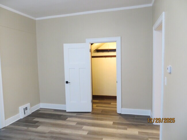 Armario del comedor - 107 W 3rd St