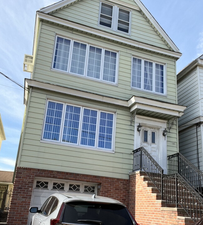 Building Photo - 120 W 45th St