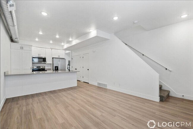 Foto del edificio - Stunning Mid-Row Townhome Near Downtown SLC!