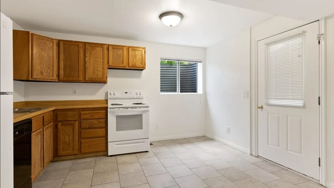 Kitchen - 423 E 2100 N
