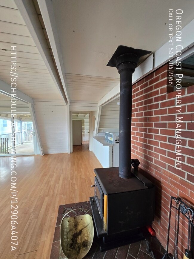 Building Photo - 35285 Hill St