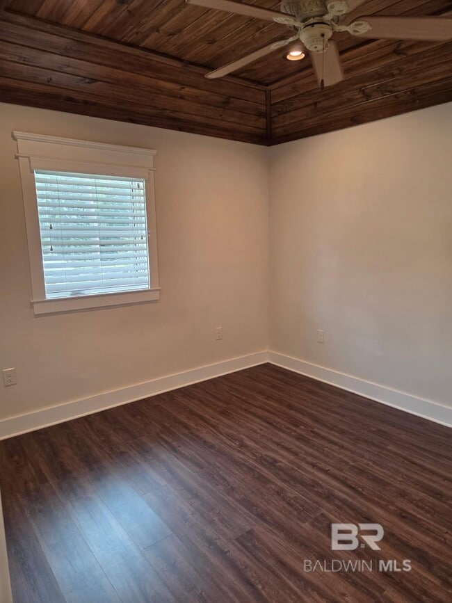 Building Photo - 818 Manci Ave