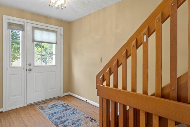 Foto del edificio - 245 Deerhurst Ln