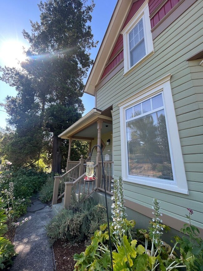Building Photo - Stunning 3 bedroom/ 2 bath Victorian 2 sto...