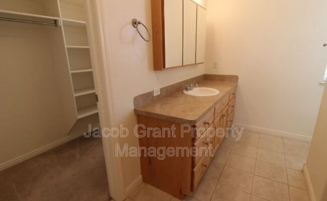 Building Photo - 5223 Treyden Cir