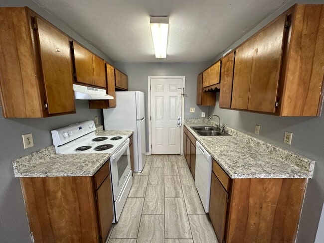 Building Photo - Downstairs unit at Pointe East avail NOW!
