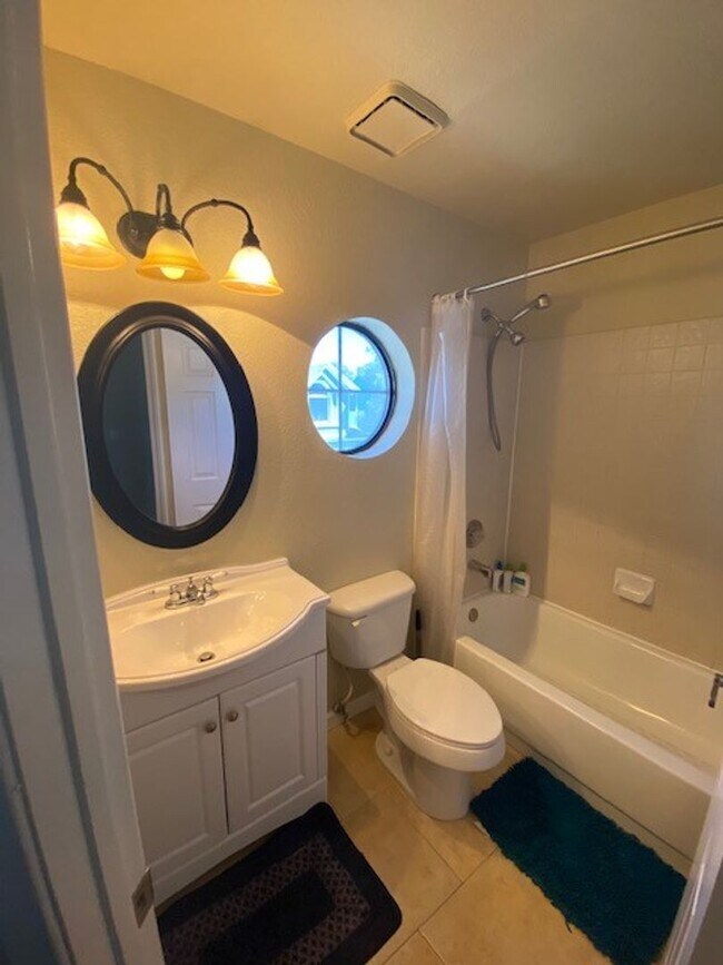 Foto del edificio - Stylish 2-Bed Townhome with Loft & Dual Pr...