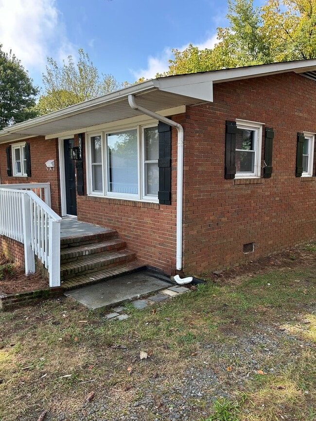 Building Photo - 2326 Waterbury St