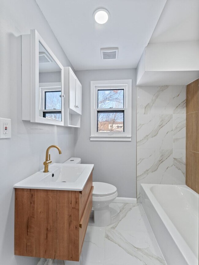 Foto del edificio - Charming Woodbury Home with Enclosed Backyard & Deck